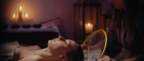 Assisi Cantico SPA - DaySPA in Umbria ad Assisi, la provincia di Perugia più bella. Percorsi Benessere Massaggi Idee Regalo per Adulti e Bambini Donna che riceve trattamento spa per capelli in ambiente rilassante con candele