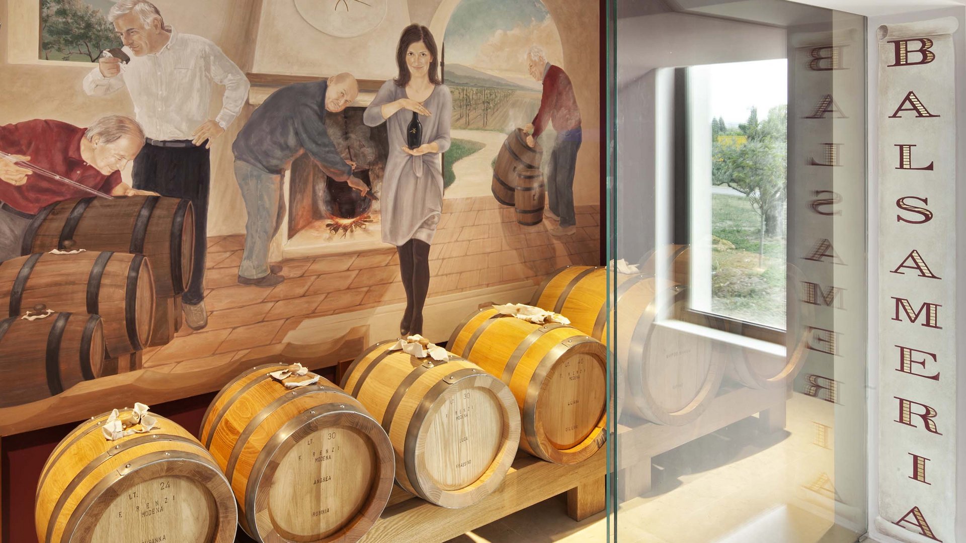 Ferien in Umbrien: einfach ein Traum! Holzfass für Balsamico vor Wandbild im Keller