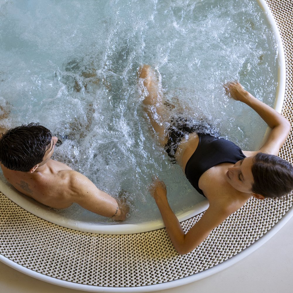 Assisi Cantico SPA - La tua SPA ad Assisi, Perugia, nell' Umbria più bella! Percorsi Benessere Massaggi Idee Regalo per Adulti e Bambini Coppia che si rilassa in una vasca idromassaggio con acqua frizzante