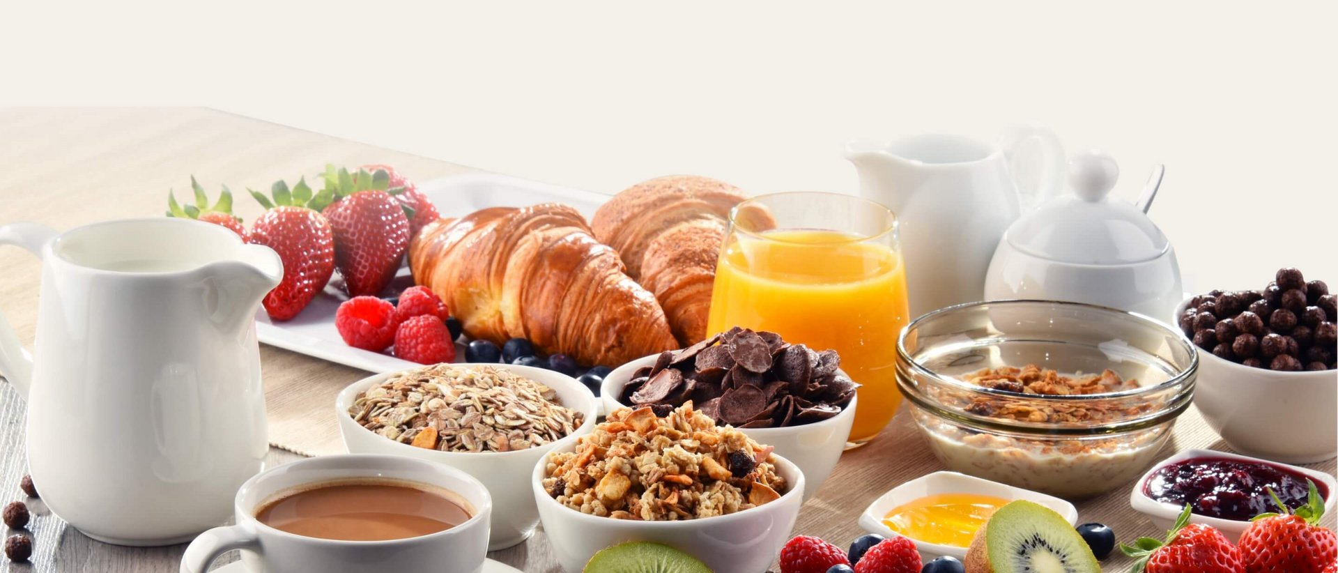 La missione di Valle di Assisi Colazione con croissant, frutta fresca, cereali, caffè e succo d'arancia