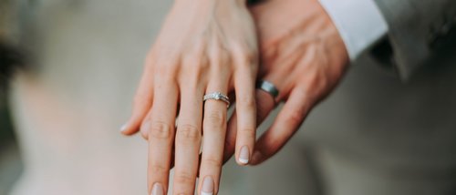 Master Suite Mano di donna con anello di fidanzamento e mano di uomo con fede