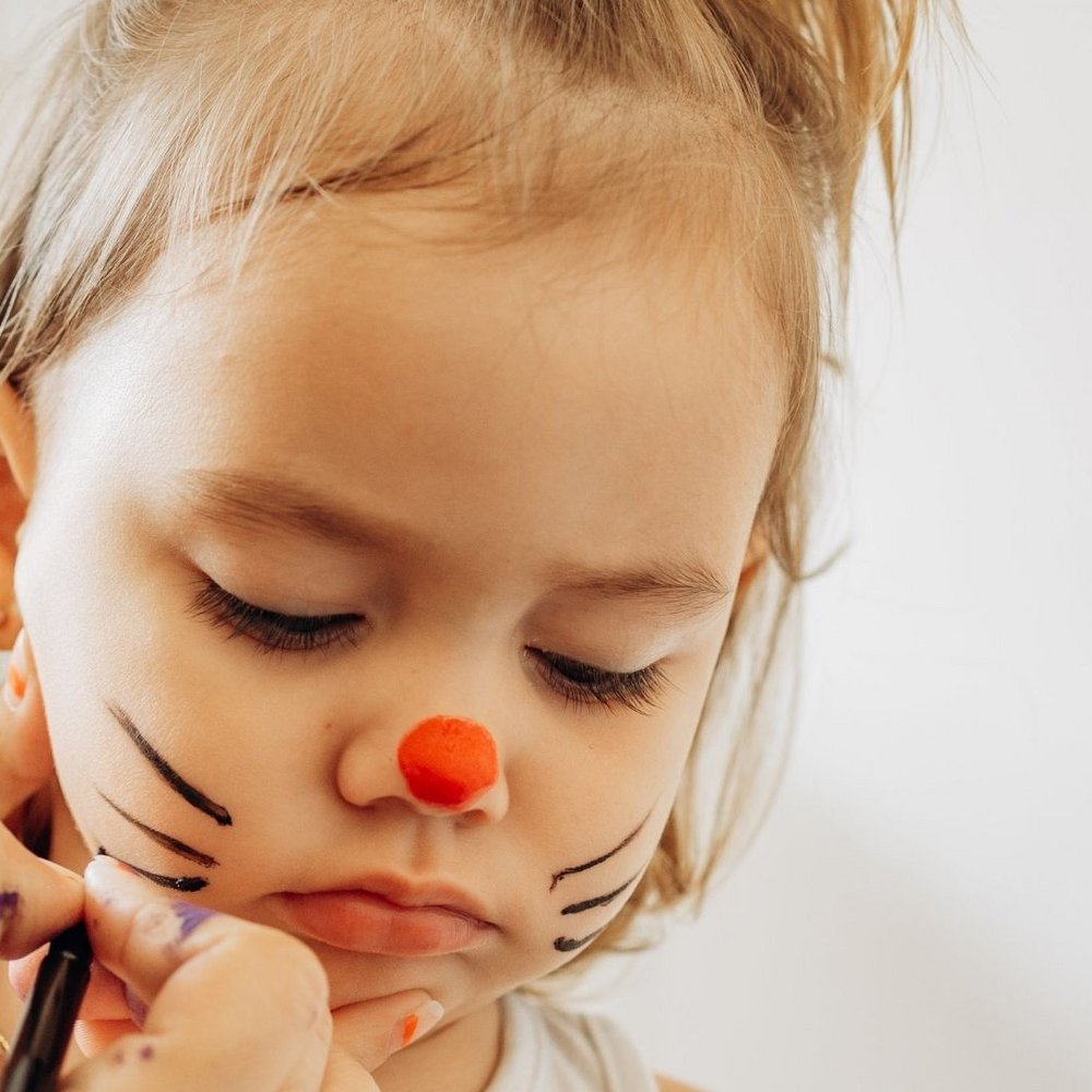 Halloween e Ognissanti Olio Nuovo, Vini e Relax nella Perugia più bella Bambina con trucco da gatto con naso rosso e baffi disegnati