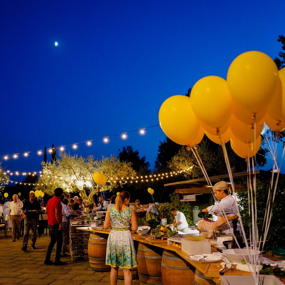 Serata di Astronomia Umbria Assisi con Cena sotto le Stelle Festa serale all'aperto con palloncini gialli e luci decorative