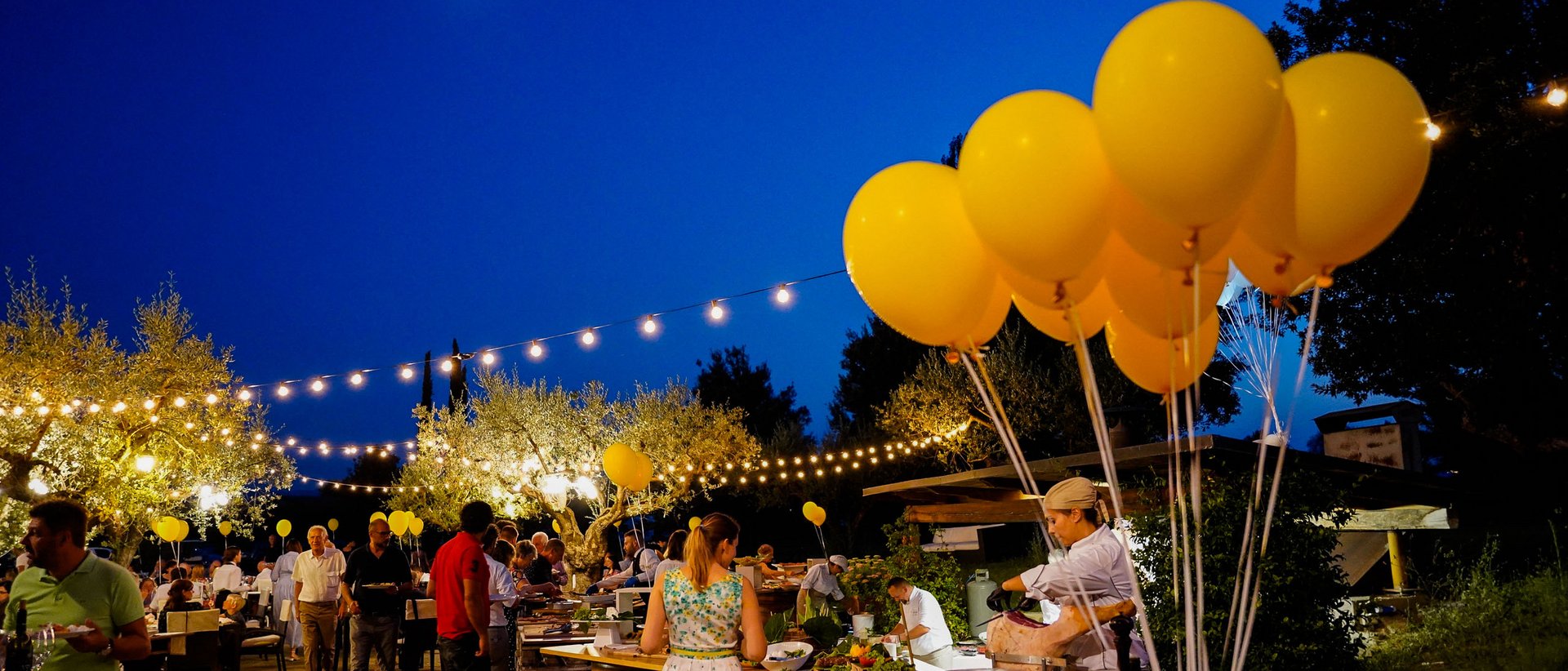 Serata di Astronomia Umbria Assisi con Cena sotto le Stelle Festa serale all'aperto con palloncini gialli e luci decorative