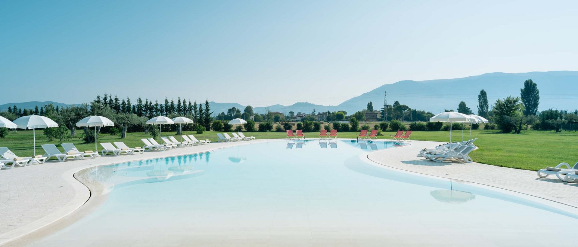 Day SPA con accesso piscina esterna a sfioro Piscina all'aperto con lettini e ombrelloni in Valle di Assisi