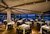Ristorante elegante con tavoli apparecchiati e vista panoramica serale.