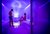 Due persone in costume da bagno in una cabina doccia con luci viola