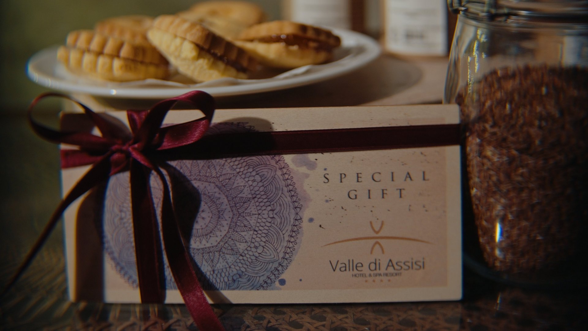Gift Voucher Idee Regalo Festa della Mamma e anniversari dalla SPA benessere ai massaggi con cena. Confezione regalo speciale con biscotti su piatto e barattolo di semi