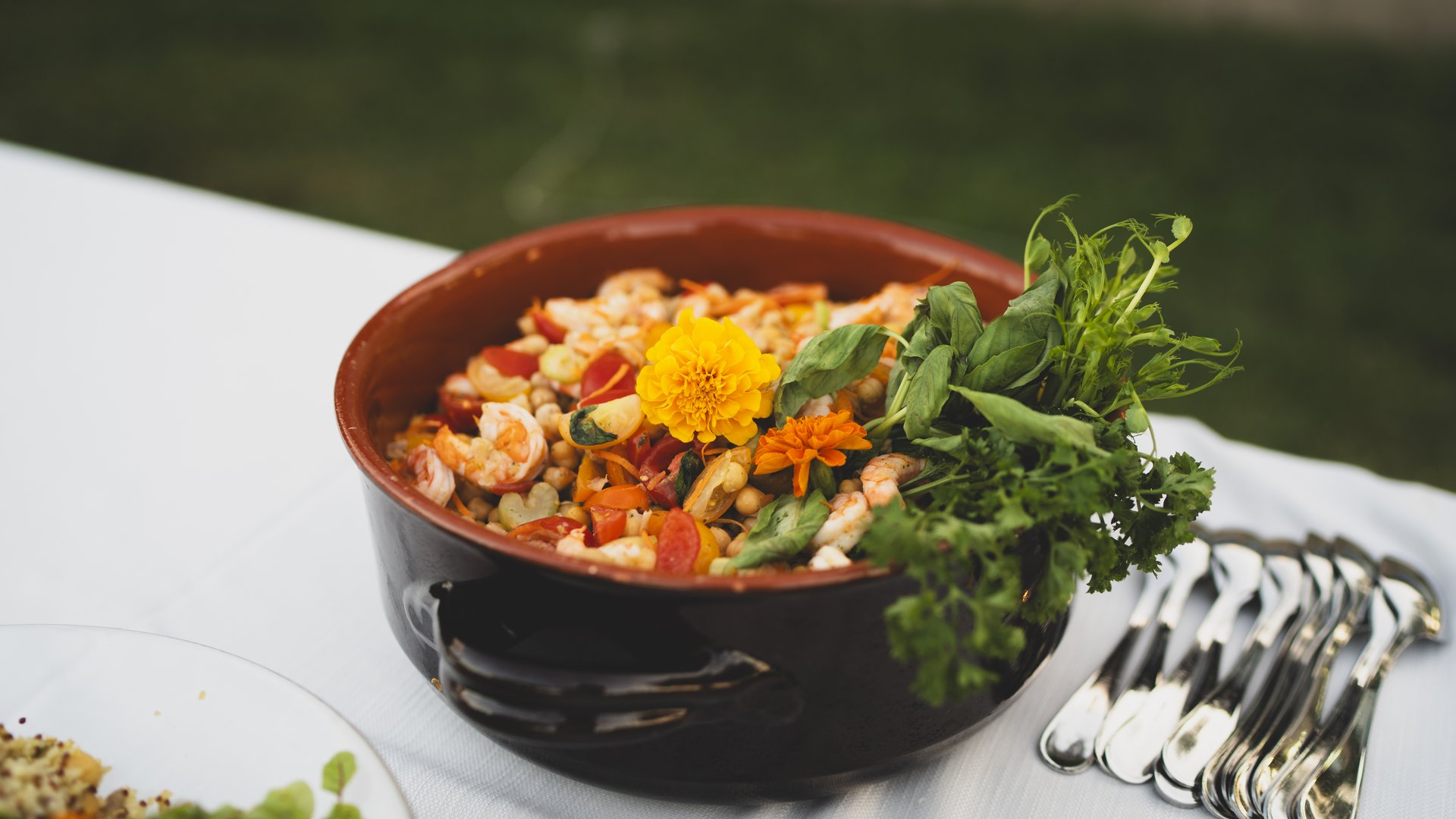 Umbrien: Unterkunft mit Restaurant Garnelensalat mit Bohnen und frischen Kräutern in brauner Schüssel