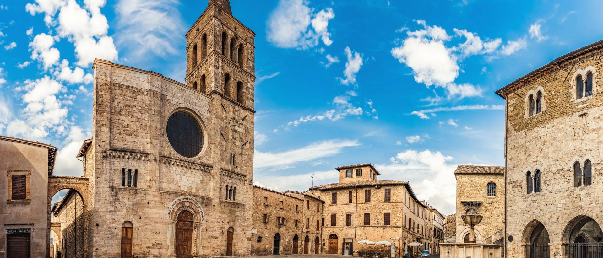 La Basilica di San Francesco ad Assisi Piazza storica con chiesa e fontana sotto cielo sereno