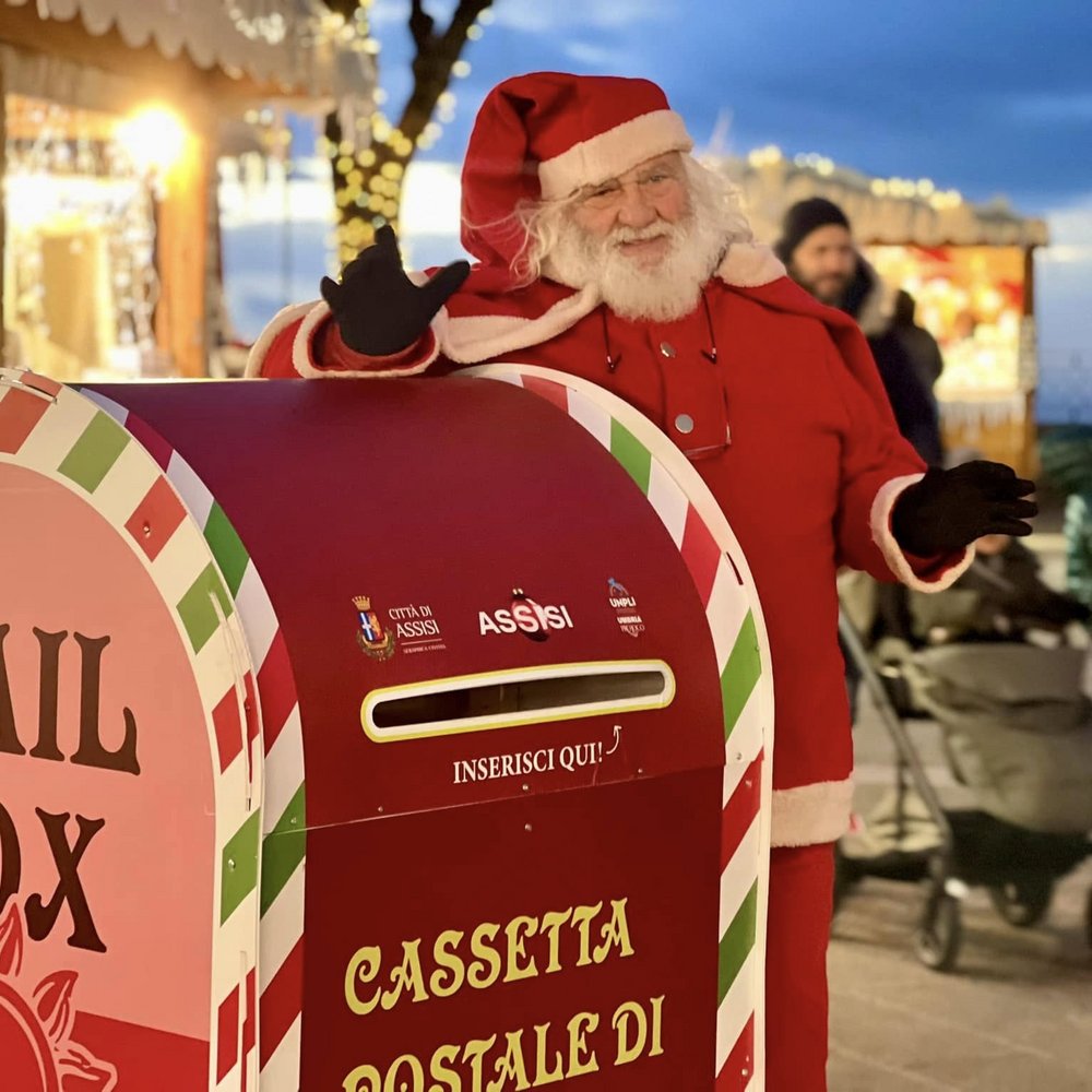 Ponte dell'Immacolata a Valle di Assisi Babbo Natale in rosso vicino a una grande cassetta postale natalizia ad Assisi