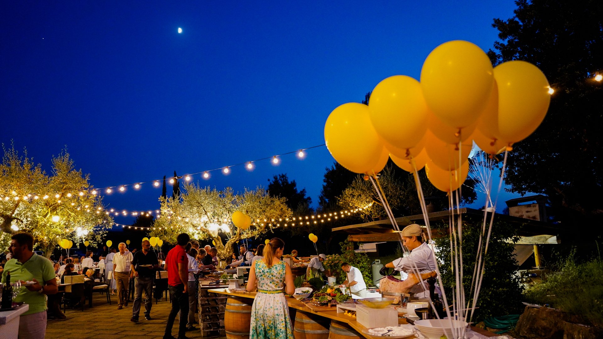 Umbrien: Unterkunft mit Restaurant Abendveranstaltung im Freien mit gelben Luftballons und Lichterketten