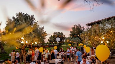 Umbrien: Unterkunft mit Restaurant Abendliche Outdoor-Feier mit gelben Luftballons und Gästen beim Essen