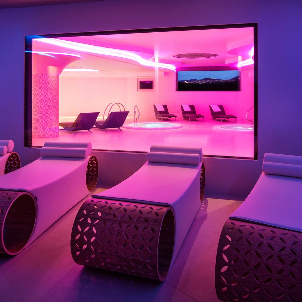 Hotel mit Wellness: Valle di Assisi Moderner Spa-Innenraum mit Liegestühlen und pinker Neonbeleuchtung
