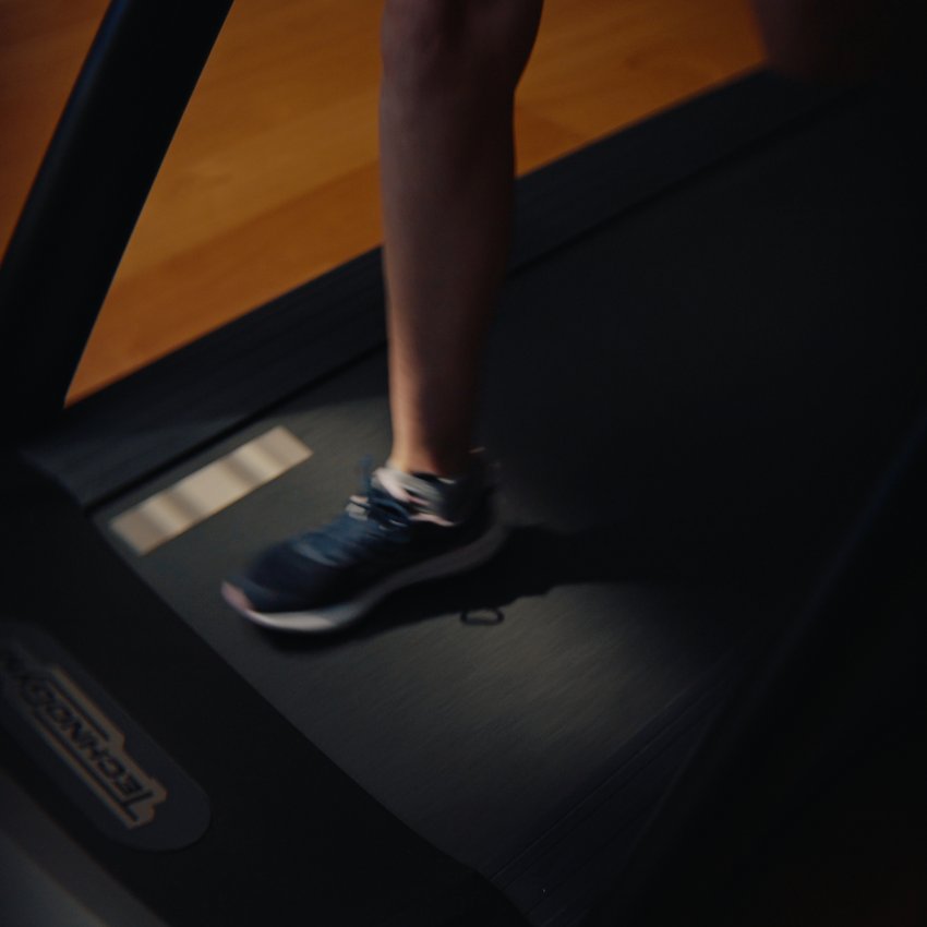 Un hotel con spa per famiglie e area fitness Gamba con scarpa da corsa su tapis roulant in palestra